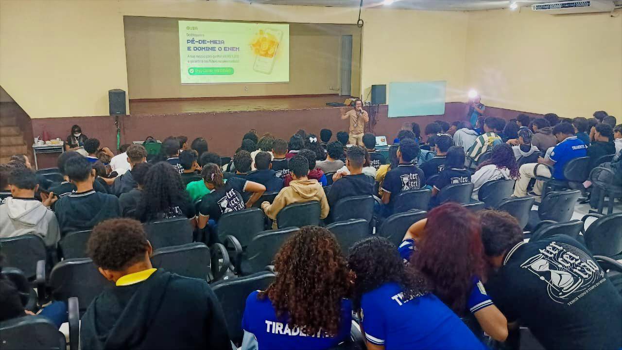 Ação do Governo orienta estudantes sobre Enem 2026 e programa Pé-de-Meia em Macapá