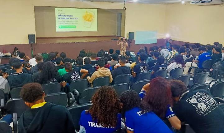 Ação do Governo orienta estudantes sobre Enem 2026 e programa Pé-de-Meia em Macapá