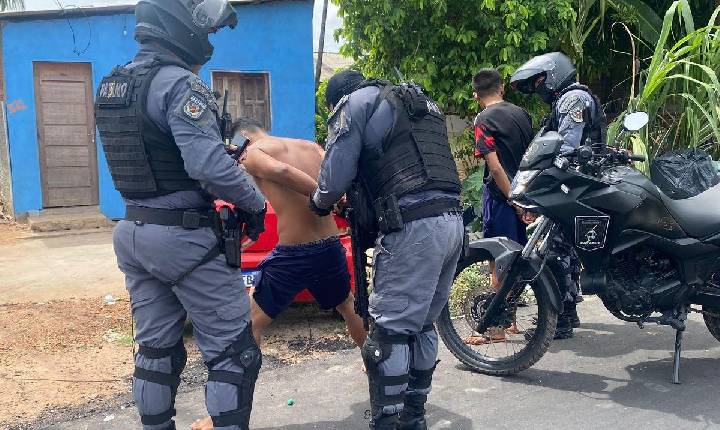 Dupla é surpreendida pela PATAMO, tenta correr e acaba presa com maconha