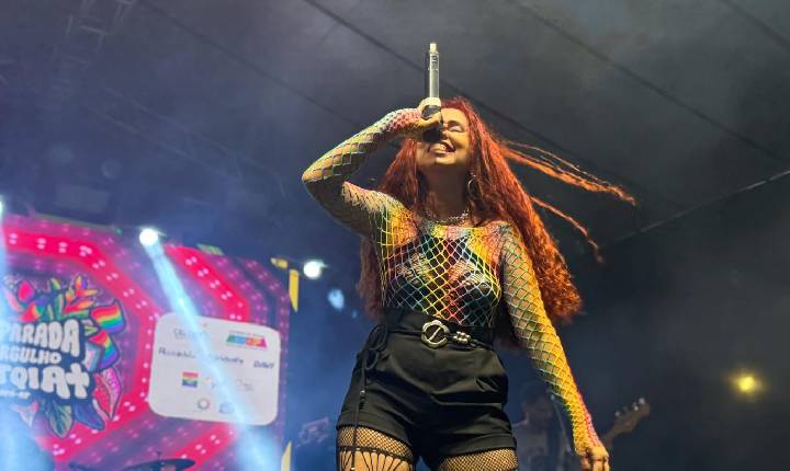 Mary Paes leva poesia e intensidade ao palco em celebração dos 81 anos da Biblioteca Elcy Lacerda