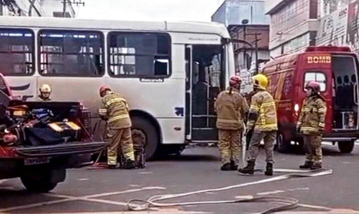 Ônibus atinge motocicleta e provoca morte de mulher no Centro de Macapá