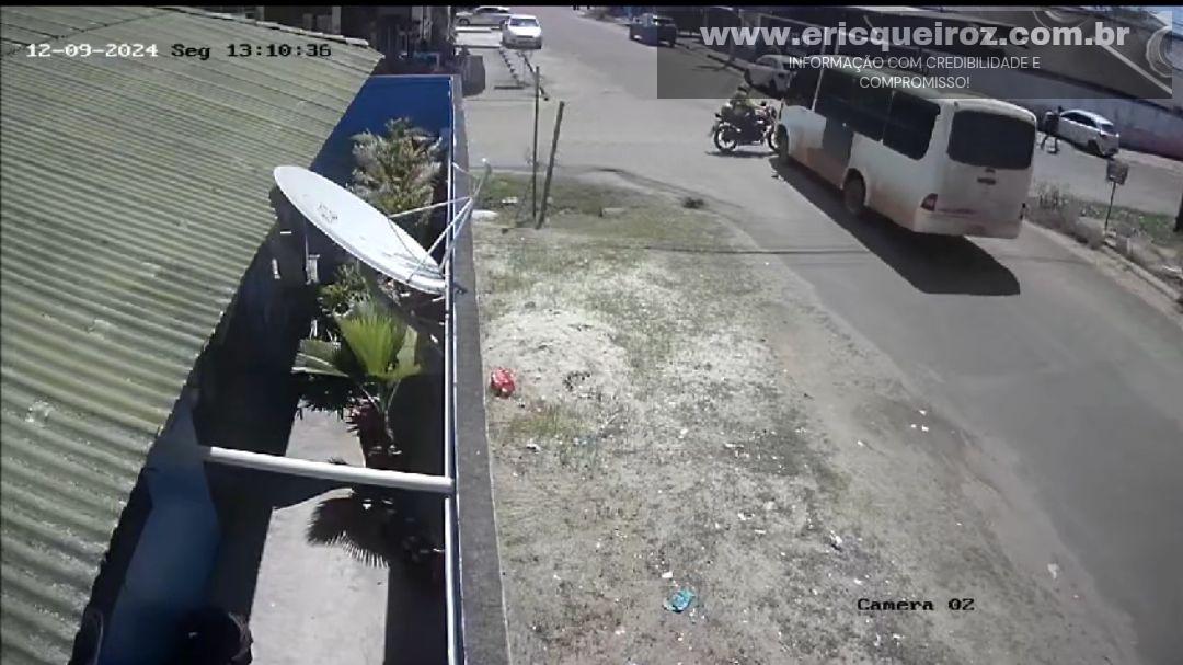 MOTOCICLISTA DE 64 ANOS AVANÇA PREFERENCIAL E COLIDE COM MICRO-ÔNIBUS EM MACAPÁ