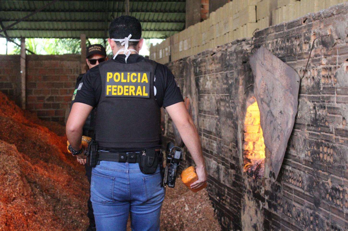 PF incinera 270 kg de maconha, cocaína e crack apreendidas em operações no Amapá