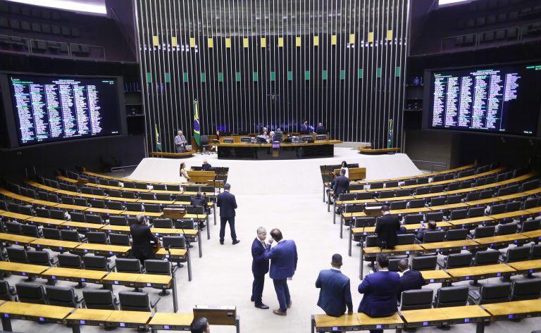 Câmara aprova aumento de pena para quem entregar bebida alcoólica a criança ou adolescente; acompanhe