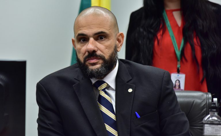 Comissão aprova audiodescrição obrigatória em arenas esportivas para espectadores com deficiência visual