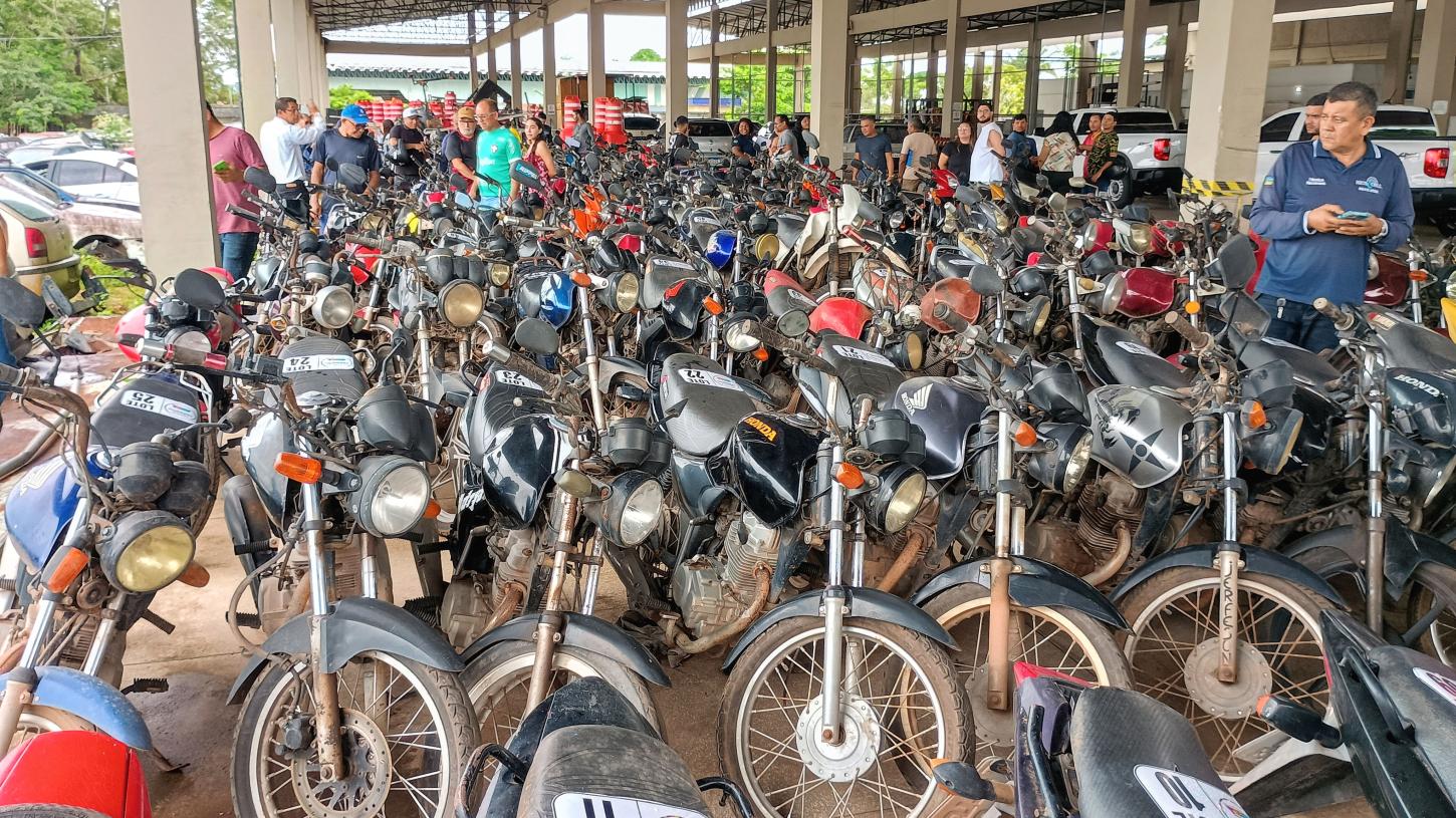Segundo dia de visitação ao leilão de motos movimenta pátio do Detran-AP
