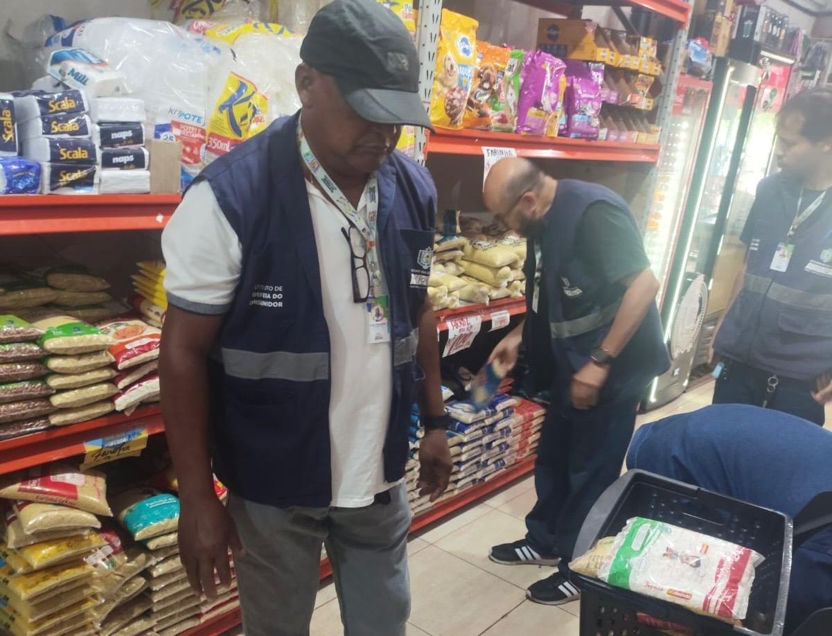 Procon-AP apreende 180 produtos vencidos em mercado na Zona Norte de Macapá