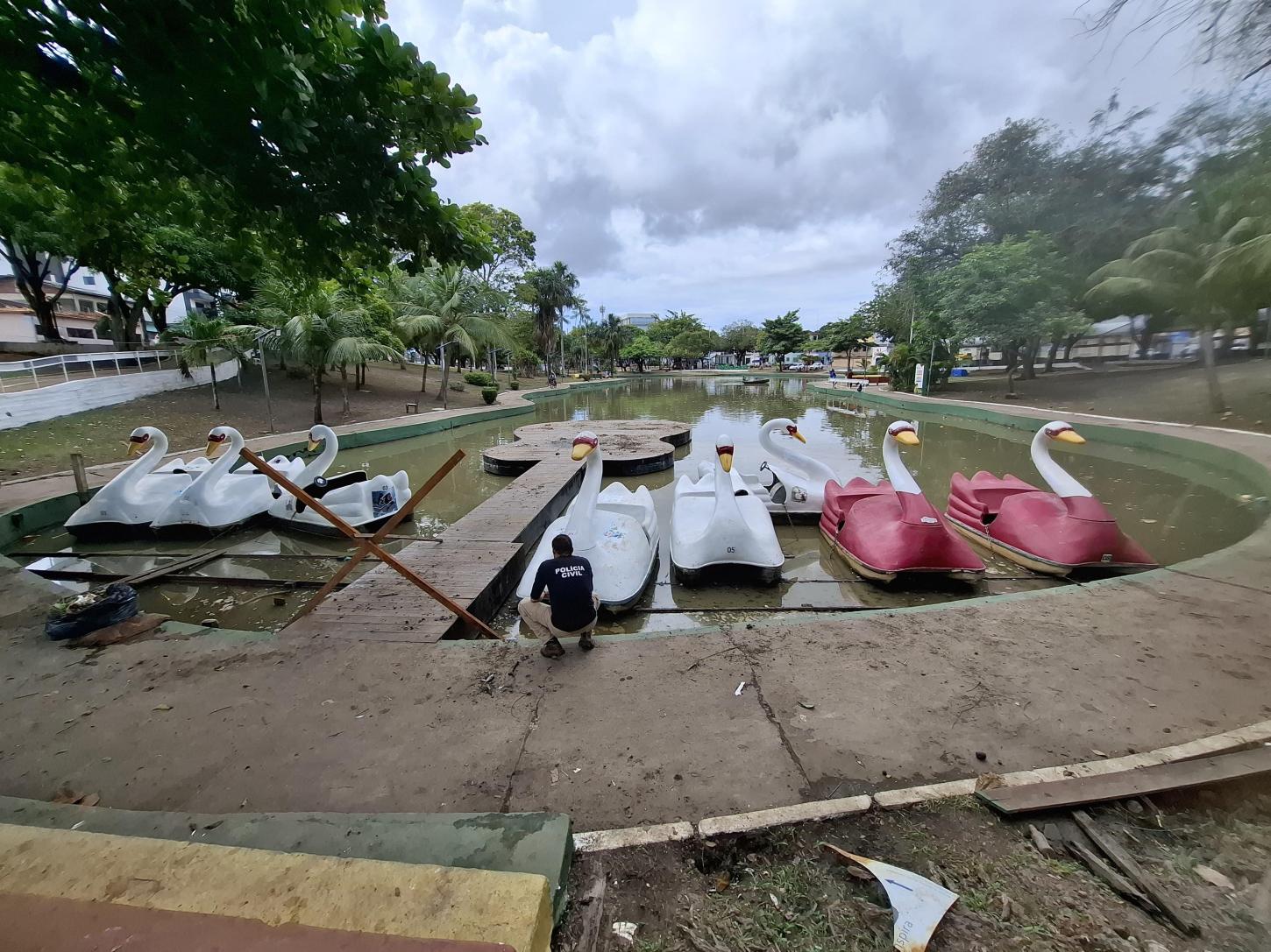Polícia Civil investiga morte de peixes em lago da Praça Floriano Peixoto, em Macapá