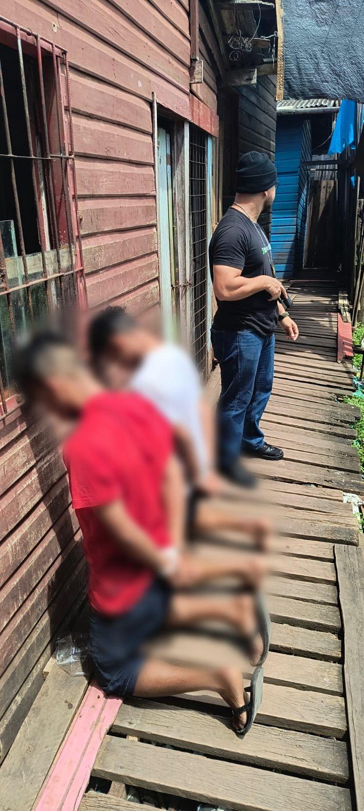 Polícia Civil prende suspeito de homicídio e outro jovem por tráfico durante operação na Baixada do Ambrósio, em Santana