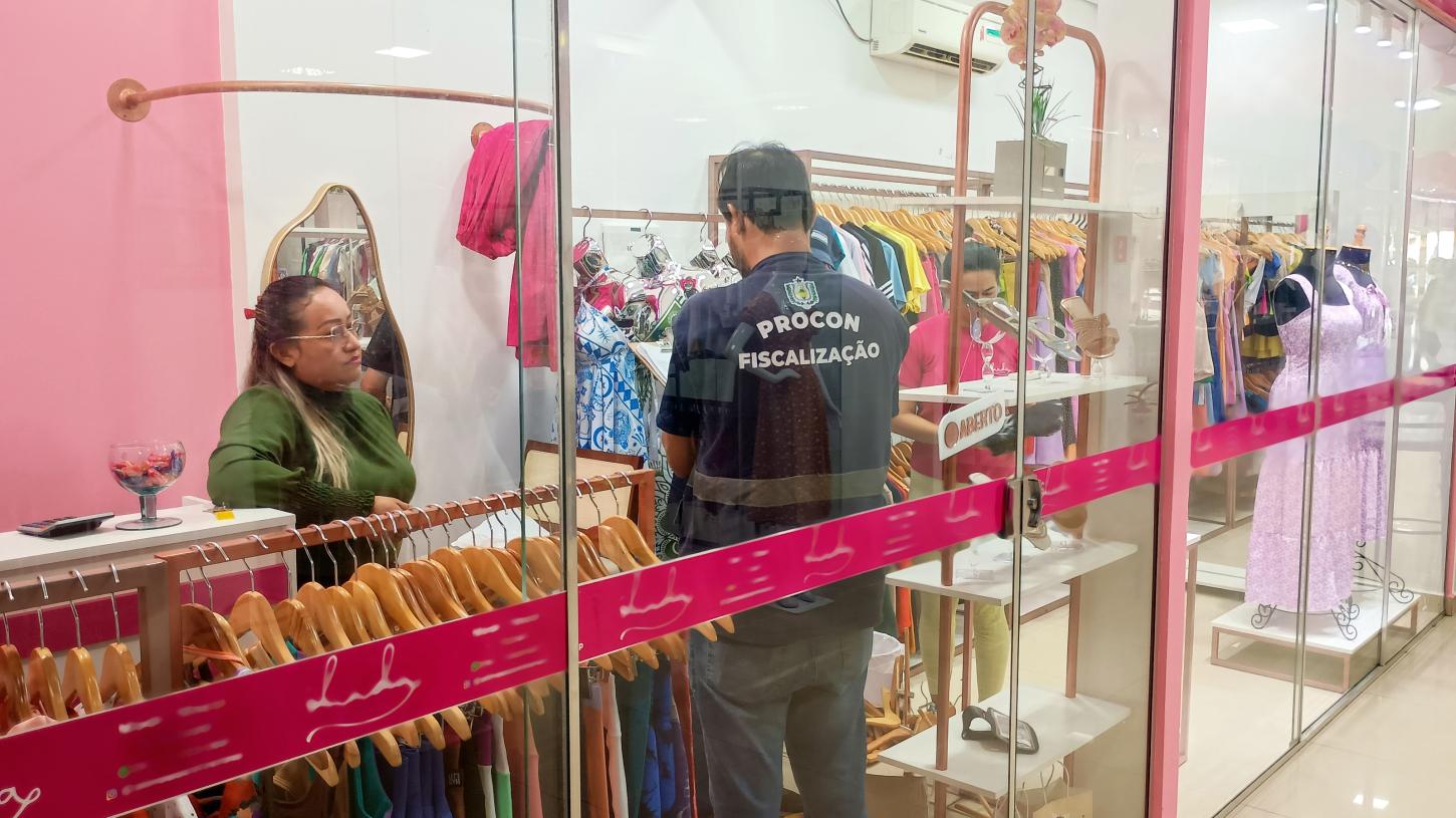 Procon Amapá realiza ação educativa em shoppings para garantir transparência nas vitrines antes do Dia das Mães