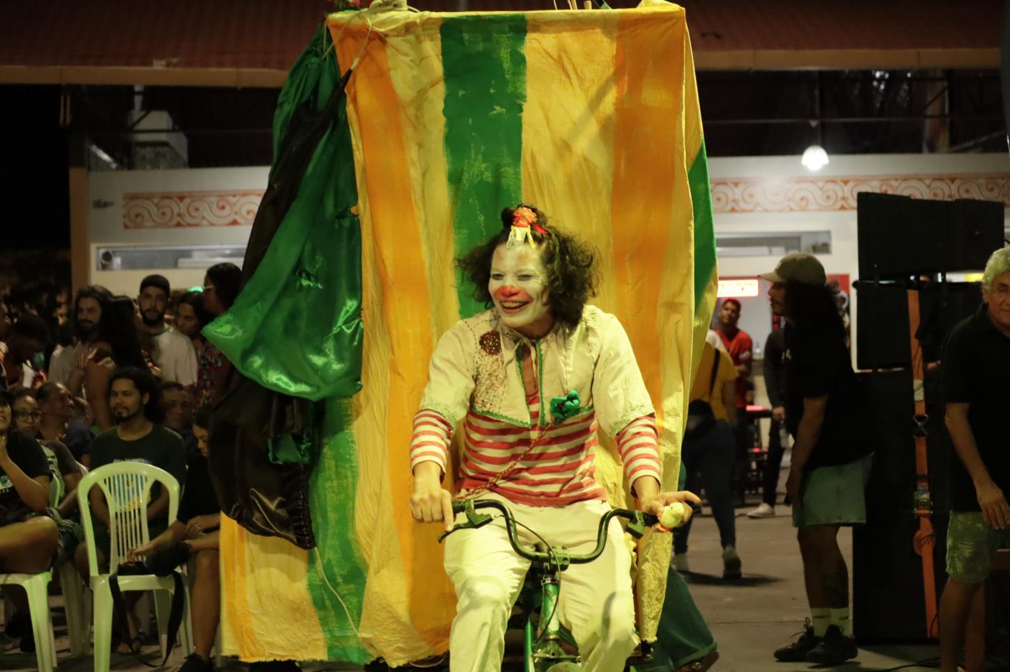 Espetáculo circense leva alegria e reflexão ao bairro Muca, em Macapá