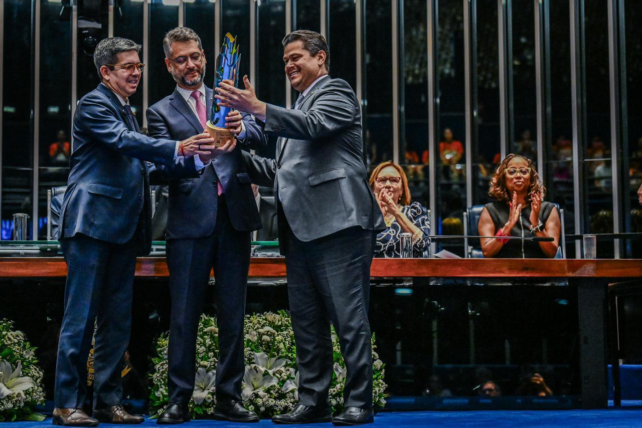 Clécio Luís recebe comenda nacional por avanços na alfabetização infantil no Amapá