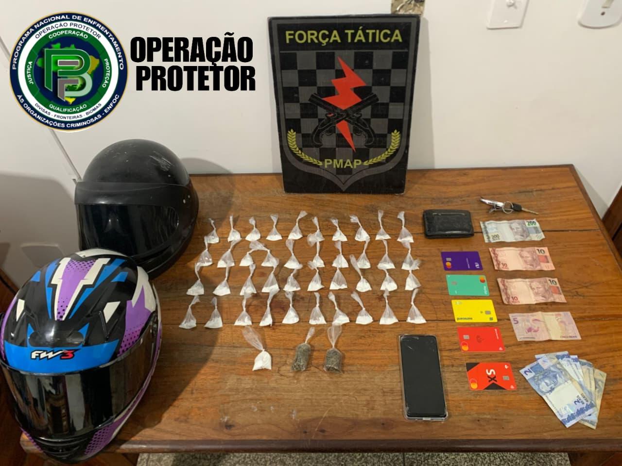Força Tática surpreende suspeito e encontra drogas escondidas em capacete no Araxá