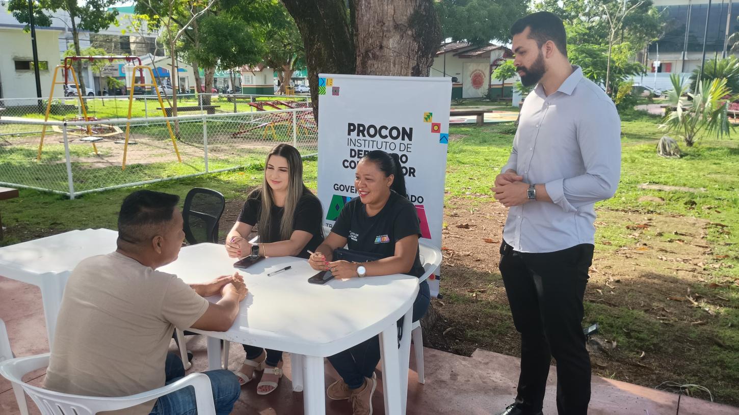 Procon-AP realiza atendimento itinerante no Centro de Macapá durante período de fim de ano