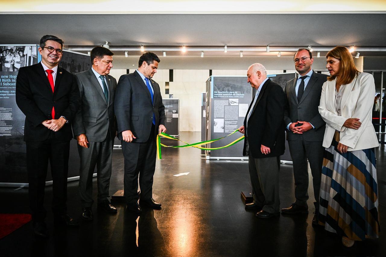 Alcolumbre inaugura mostra sobre bebês sobreviventes do Holocausto no Congresso Nacional