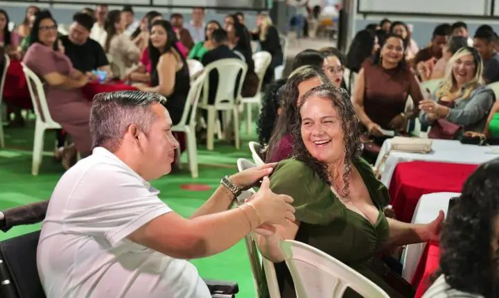 Prefeito Marcelo anuncia reajuste salarial e concurso público para a Educação durante evento comemorativo